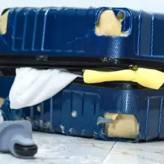 Uszkodzona walizka po podróży, idealna do złożenia reklamacji w Ryanair.