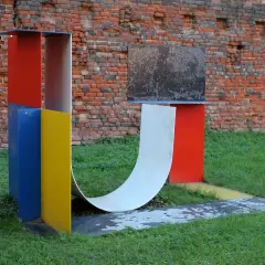 Kobro rzeźby: Jak awangardowa artystka zmieniła sztukę nowoczesną