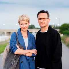 Para, która daje sobie drugą szansę, stoi na tle bulwaru.