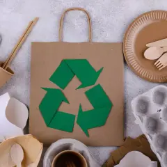 Ekologiczne naczynia i torba z symbolem recyklingu. Dbanie o gospodarkę odpadami zaczyna się od wyboru.