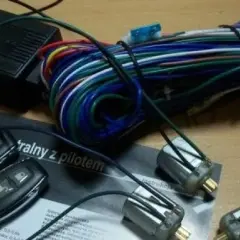 Jak podłączyć centralny zamek pod kierunkowskazy? Poradnik DIY