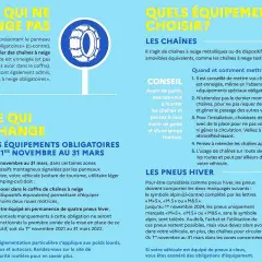 Panneau signalant une zone où les chaînes à neige sont obligatoires sur les pneus en hiver.