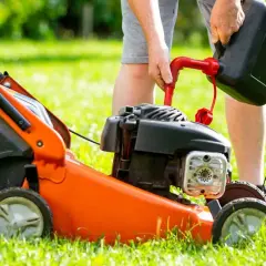 Jaka benzyna do kosiarki? Uniknij kosztownych błędów w wyborze paliwa