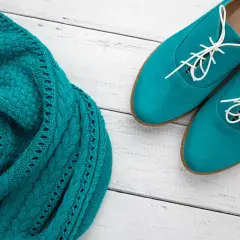 Turkusowy szalik z warkoczami i sznurowane buty w tym samym odcieniu. Jak wygląda kolor turkusowy? Jak ten zjawiskowy komplet.