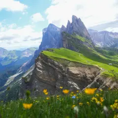 En fantastisk val gardena vandring med dramatiska bergstoppar, gröna sluttningar och vilda blommor.