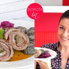 Rolada śląska z ogórkiem i boczkiem, podana z kluskami i czerwoną kapustą. Uśmiechnięta kobieta prezentuje danie.