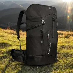 Una bolsa impermeable grande, lista para la aventura en la montaña.