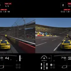 Zwei Ansichten im Gran Turismo 7 Split Screen Modus: Gelbe Sportwagen auf einer Rennstrecke, letzter Umlauf.