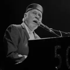 Gary Brooker, jeden z procol harum członków, gra na pianinie podczas koncertu.