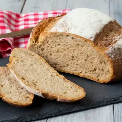 Chleb pełnoziarnisty, pokrojony w kromki, z mąką na wierzchu. Idealny na śniadanie, oto prosty chleb pełnoziarnisty przepis.