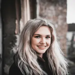 Uśmiechnięta blondynka z kolczykiem w wardze. Czy to jest ankier, co to?