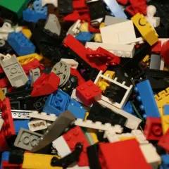 Kolorowe klocki Lego, gotowe do zabawy i kreatywnego budowania. Jak zbudować coś z Lego? Zacznij od tych elementów!
