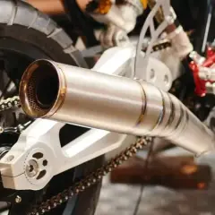 Detalle de escape de moto. Para saber si un escape está homologado, busca marcas o sellos en el propio escape.