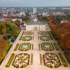Pałac Branickich w Białymstoku, otoczony jesiennymi barwami, to jedno z miejsc, które warto zobaczyć, planując, jakie miasta zwiedzić w Polsce.