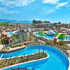 Wspaniały park wodny z mnóstwem atrakcji, zjeżdżalni i basenów. Idealne miejsce na rodzinne wakacje, zgodnie z wieloma pozytywnymi atlantique holiday club opinie.