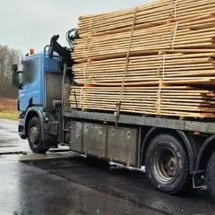 Samochód Inspekcji Transportu Drogowego obok ciężarówki z drewnem.
