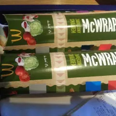 Dwa McWrap bekon deluxe, każdy z soczystym bekonem, świeżą sałatą i pomidorami. Idealna cena za ten smak!