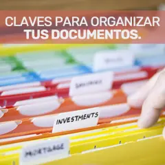 Una mano revisa carpetas de colores para la gestión documental y organización de archivos.