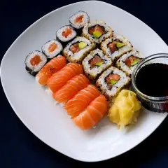 Ile sushi na osobę? Zamów idealną ilość i uniknij błędów!