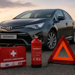 Apteczka, gaśnica i trójkąt ostrzegawczy – to podstawa, co trzeba mieć w aucie, by czuć się bezpiecznie na drodze.