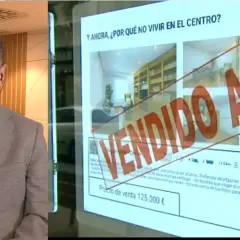 Hombre en traje habla sobre cuántas viviendas hay en España. En pantalla, anuncio de piso "VENDIDO AQUÍ".