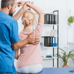Fizjoterapeuta czy osteopata? Kogo wybrać na Twój ból?