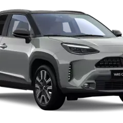 Srebrny crossover Toyota Yaris Cross Hybrid na czarnym tle.