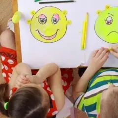 Zajęcia z psychologiem w przedszkolu: wspieraj rozwój emocjonalny dziecka