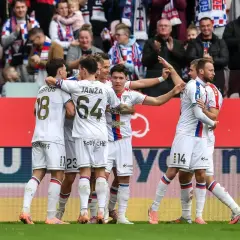 Piłkarze Górnika Zabrze świętują bramkę. Kibice na trybunach, dyskusje o górnik zabrze plotki transferowe.