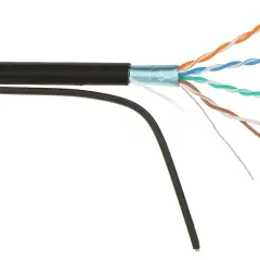 Kabel sieciowy u/ftp z odsłoniętymi, skręconymi parami przewodów w kolorach pomarańczowym, niebieskim, zielonym i brązowym.