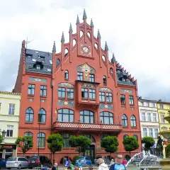 Rynek w Chojnicach z ratuszem i fontanną. Atrakcje miasta przyciągają turystów.