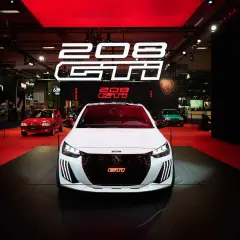 La Peugeot 208 GTI, star de Retromobile 2026, brille sur scène.