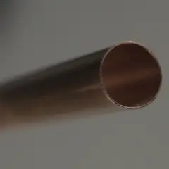Extrémité d'un tuyau en cuivre montrant des signes de corrosion dus à une eau trop adoucie.