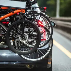 Porte-vélo sur hayon interdit, chargé de vélos, bloquant la visibilité des feux arrière.