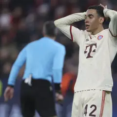 Jamal Musiala, piłkarz Bayernu, z rękami na głowie, wyraża frustrację na boisku.