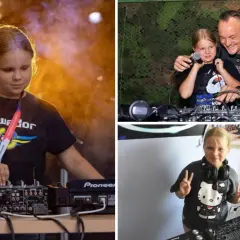 Młoda DJ-ka przy konsoli, z mężczyzną przy mikrofonie i z gestem pokoju.