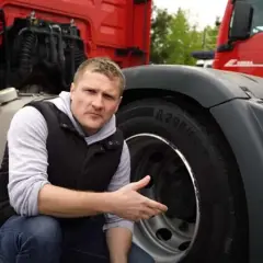 Jak skutecznie zdjąć zapieczone koło w ciężarówce bez problemów