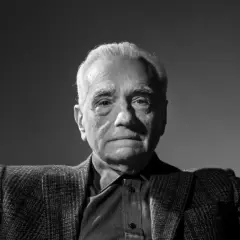 Martin Scorsese, mistrz kina, z uniesionymi dłońmi. Jego filmy to arcydzieła.