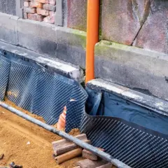 Prace przy starym domu: folia kubełkowa i drenaż to klucz do tego, jak ocieplić fundamenty. Pomaga to chronić budynek przed wilgocią.