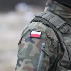 Żołnierz w mundurze WOT z polską flagą na ramieniu. Służba to nie tylko poświęcenie, ale i pewne wot zarobki.