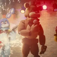 Freddy, Bonnie i Chica z filmu FNAF na scenie. Bonnie gra na gitarze, Freddy śpiewa, a Chica trzyma babeczkę.