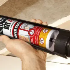 Applicazione di colla per cartongesso antiumido su listelli di legno per un montaggio rapido e sicuro.