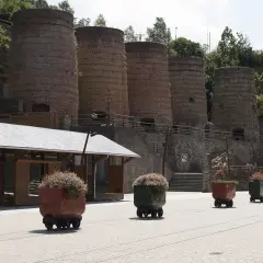 Antiguos altos hornos de Pontenova, con carretillas decoradas con plantas. Un lugar con mucho que ver.