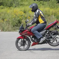Czy po autostradzie można jechać motocyklem? Sprawdź przepisy i wymagania