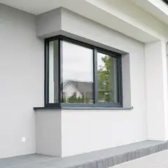 Nowoczesne okno narożne 200x140 cena. Elegancka szara elewacja, numer domu 6.