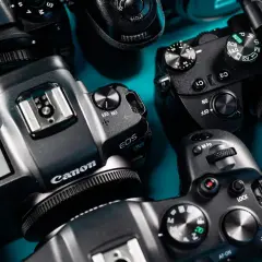 Kilka aparatów cyfrowych marek Nikon, Canon i Sony. Szukasz, gdzie kupić aparat?