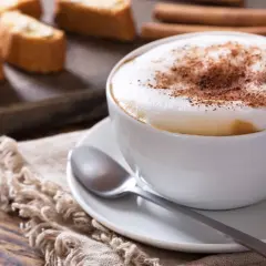 Pyszna kawa z mlekiem, posypana kakao, idealna do zanurzania biszkoptów. Oto jak zrobić kawę z mlekiem.
