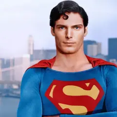 Christopher Reeve jako Superman w ikonicznym kostiumie, gotów do ratowania świata w klasycznym filmie.