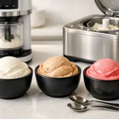 Drei Schalen mit cremigem Eis: Vanille, Karamell und Erdbeere. Daneben Eismaschinen, die den perfekten Eis bindemittel-Genuss versprechen.
