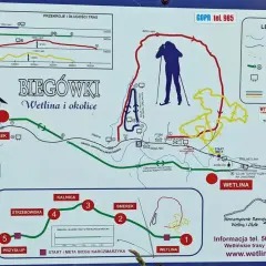 Mapa tras biegowych w Wetlinie i okolicach. Widać szlaki narciarskie, turystyczne i drogi.